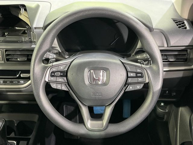 �C���e���A�ɍ��킹���f�U�C���̃X�e�A�����O�́A�^�]�������̂��Ƃ��l���A�^�]���₷���`��A�傫���ł��B�����x�A���ۂɐG���Ă��m���߂��������B