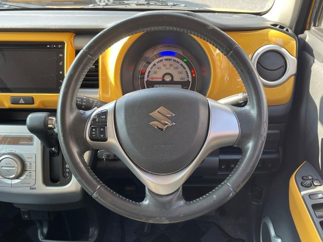 �C���e���A�ɍ��킹���f�U�C���̃X�e�A�����O�́A�^�]�������̂��Ƃ��l���A�^�]���₷���`��A�傫���ł��B�����x�A���ۂɐG���Ă��m���߂��������B