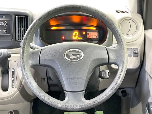 �C���e���A�ɍ��킹���f�U�C���̃X�e�A�����O�́A�^�]�������̂��Ƃ��l���A�^�]���₷���`��A�傫���ł��B�����x�A���ۂɐG���Ă��m���߂��������B