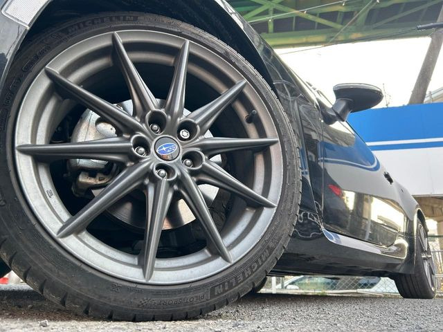 �y����18�C���`�A���~�z�C�[���z�O�ςɃ}�b�`���������A���~�z�C�[���𑕒����Ă���܂��B�e��ЊO�A���~�z�C�[����A�X�^�b�h���X�^�C�����戵�����Ă���܂��B���񂲑��k����������