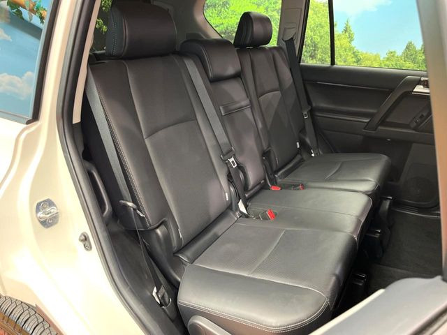 広々とした2列目シートは居住性が高く、居心地も快適!友達や家族とのお出かけにぴったりです。ベビーシートやチャイルドシート使用時も快適にお過ごしいただける十分な空間を確保しています。