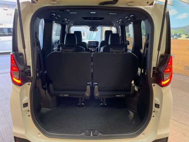 ���i�̂���������ʋ΁A���}���ɏ\���ȉ׎��X�y�[�X���m�ۂ��Ă���܂��B�Z�J���h�V�[�g��|���ƁA�傫�ȉו��̐ύڂ��\�ł���