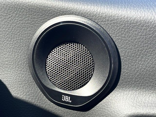 �yJBL�T�E���h�V�X�e���z���[�J�[�I�v�V�����̍��i�ʃT�E���h�V�X�e���𓋍ځB��p�̃`���[�j���O���{���ꂽ�召�l�X�ȃX�s�[�J�[����ǎ��ȃT�E���h���t�ł��A�Տꊴ���ӂ�鉹����Ԃ����o���܂��B