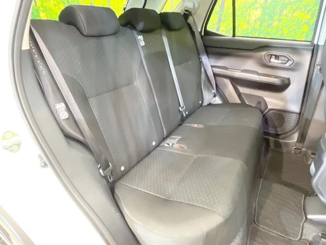 後部座席も気になるようなキズ・汚れやへたり等、大きなダメージはなく、良好な状態です。