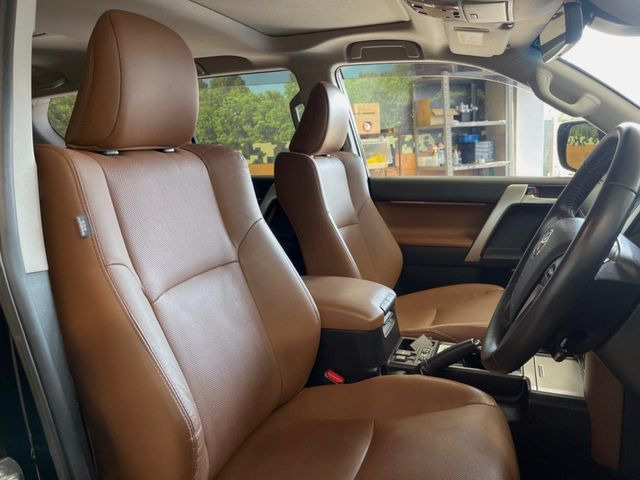 【ブラウンレザーシート】デザイン性が高く、高級感のある茶革シート。常に体に触れる部分だから、座り心地の良さにはこだわりたいですね♪汚れの付着や劣化を抑制する内装コーティング施工もおススメですよ♪