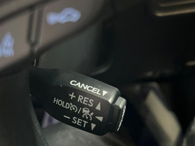 【レーダークルーズコントロール】高速道路での長距離走行が楽に!!自動で速度を保つクルーズコントロールが、衝突軽減システムと連携し、前方の車両を感知して車間を保つように速度調節してくれます!!