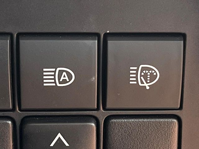 【オートマチックハイビーム】夜間の安全走行に役立つ便利な機能!先行車や対向車を検知し、ハイビームとロービームを自動で切り替えてくれます♪