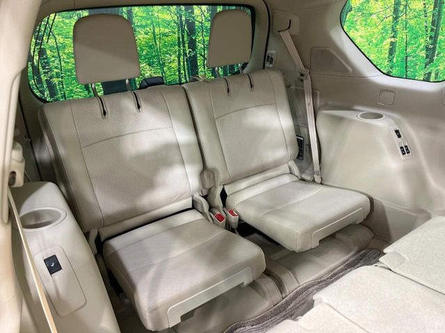 【電動格納サードシート】3列目はスイッチ一つでラクラク収納!荷物が多い時など座席を収納スペースに変更する際も、力は必要ありません!お子様でも簡単に操作していただけます!