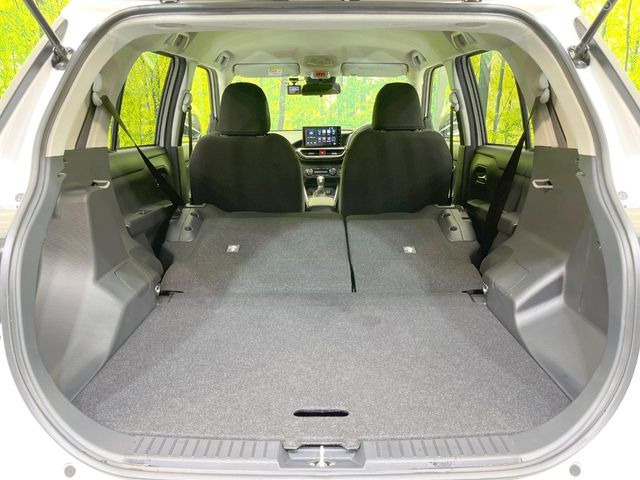 ラゲッジルームは、大容量のスペースを確保。普段のお買い物からレジャーまで、幅広く活躍してくれます!また、リアシートを倒すことでバリエーション豊かにお使いいただけます。