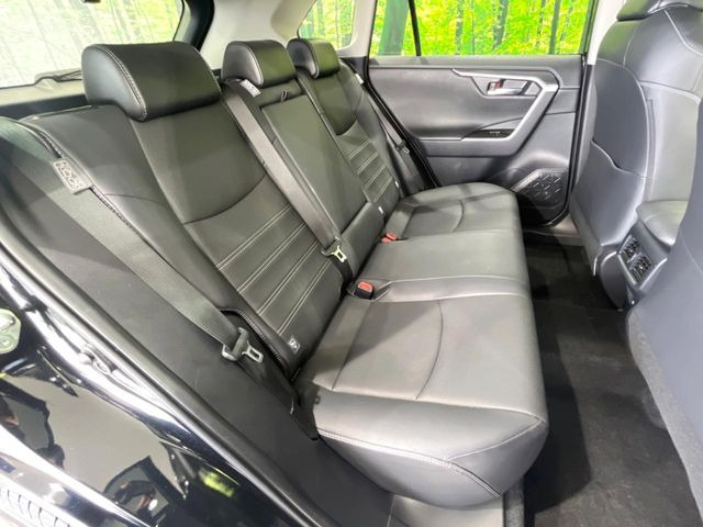 後部座席も気になるようなキズ・汚れやへたり等、大きなダメージはなく、良好な状態です。
