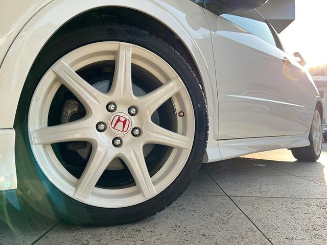 �y����18�C���`�A���~�z�C�[���z�O�ςɃ}�b�`���������A���~�z�C�[���𑕒����Ă���܂��B�e��ЊO�A���~�z�C�[����A�X�^�b�h���X�^�C�����戵�����Ă���܂��B���񂲑��k����������