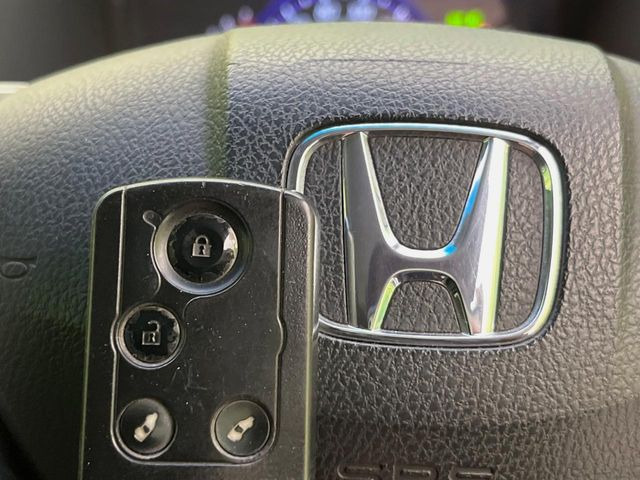 �yHonda�X�}�[�g�L�[�z�J�o����|�P�b�g�ɓ��ꂽ�܂܂ł��h�A�̎{���E�������\�ȃX�}�[�g�L�[�𑕔��B�G���W���̃I���E�I�t�����J�M�����o���K�v����������Ƃ��Ă��֗��ł���