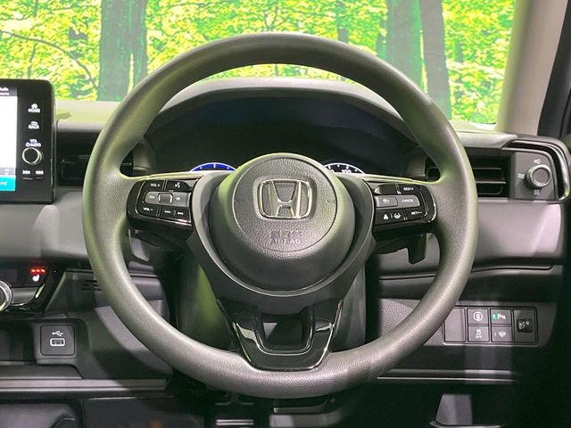 �C���e���A�ɍ��킹���f�U�C���̃X�e�A�����O�́A�^�]�������̂��Ƃ��l���A�^�]���₷���`��A�傫���ł��B�����x�A���ۂɐG���Ă��m���߂��������B