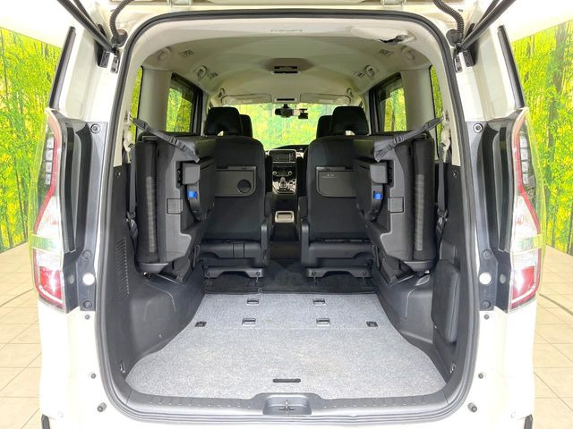 ���i�̂���������ʋ΁A���}���ɏ\���ȉ׎��X�y�[�X���m�ۂ��Ă���܂��B�Z�J���h�V�[�g��|���ƁA�傫�ȉו��̐ύڂ��\�ł���