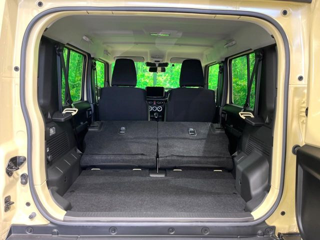 ���i�̂���������ʋ΁A���}���ɏ\���ȉ׎��X�y�[�X���m�ۂ��Ă���܂��B�Z�J���h�V�[�g��|���ƁA�傫�ȉו��̐ύڂ��\�ł���