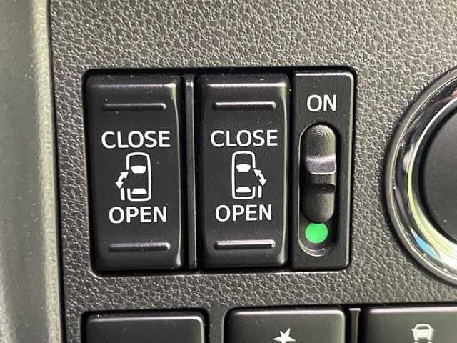 【両側パワースライドドア】スマートキーや運転席のスイッチで後席両側スライドドアの開閉が可能♪電動だから力を入れてドアを開ける必要が無く、小さなお子様でも簡単に開け閉めでき快適です♪