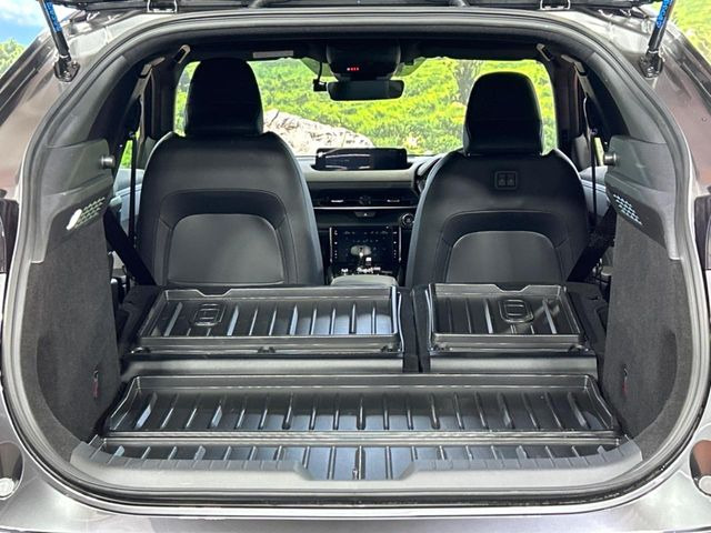 ���i�̂���������ʋ΁A���}���ɏ\���ȉ׎��X�y�[�X���m�ۂ��Ă���܂��B�Z�J���h�V�[�g��|���ƁA�傫�ȉו��̐ύڂ��\�ł���