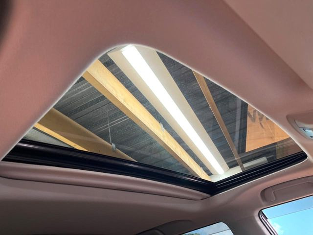 【サンルーフ】ボタンひとつで開閉可能!開放感たっぷりのサンルーフが装着されています!車内に明かりを取り入れたり景色を楽しむ以外にも、よどみがちな車内の空気も簡単に換気できて快適です!