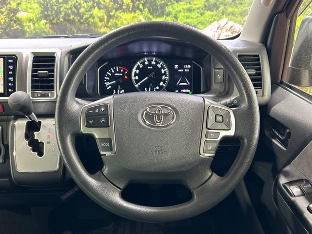 �C���e���A�ɍ��킹���f�U�C���̃X�e�A�����O�́A�^�]�������̂��Ƃ��l���A�^�]���₷���`��A�傫���ł��B�����x�A���ۂɐG���Ă��m���߂��������B