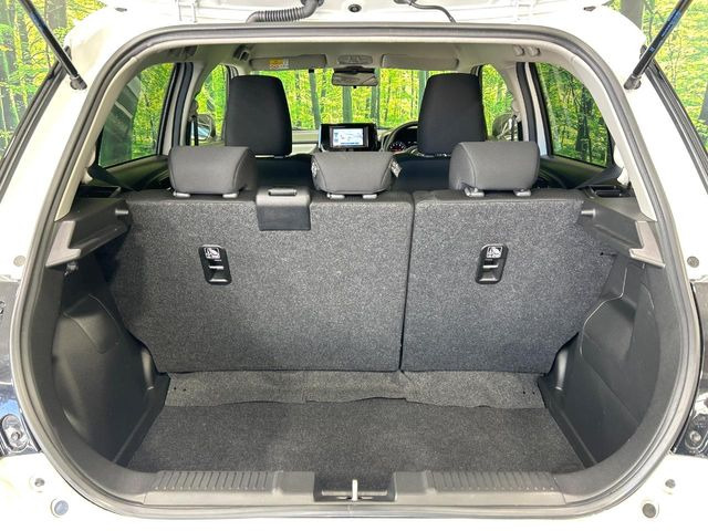 ���i�̂���������ʋ΁A���}���ɏ\���ȉ׎��X�y�[�X���m�ۂ��Ă���܂��B�Z�J���h�V�[�g��|���ƁA�傫�ȉו��̐ύڂ��\�ł���