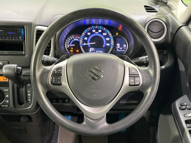 �C���e���A�ɍ��킹���f�U�C���̃X�e�A�����O�́A�^�]�������̂��Ƃ��l���A�^�]���₷���`��A�傫���ł��B�����x�A���ۂɐG���Ă��m���߂��������B