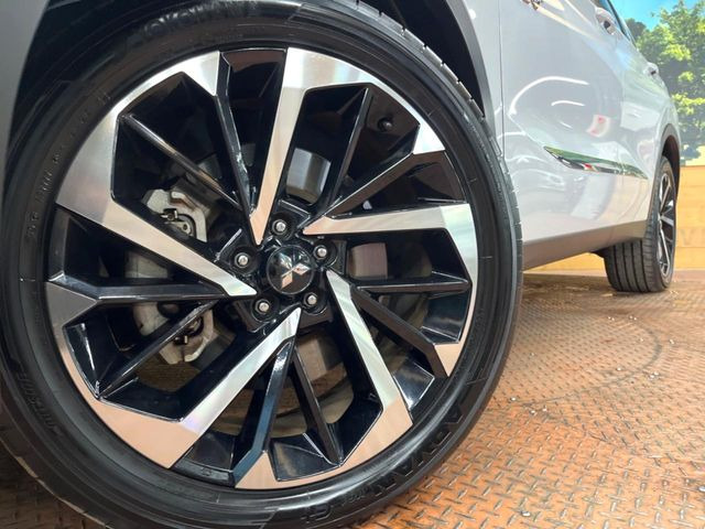 �y�����A���~�z�C�[���z�O�ςɃ}�b�`���������A���~�z�C�[���𑕒����Ă���܂��B�e��ЊO�A���~�z�C�[����A�X�^�b�h���X�^�C�����戵�����Ă���܂��B���񂲑��k����������