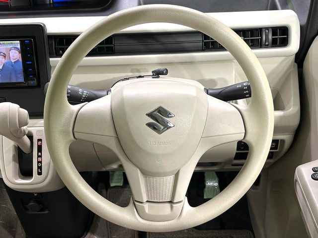 �C���e���A�ɍ��킹���f�U�C���̃X�e�A�����O�́A�^�]�������̂��Ƃ��l���A�^�]���₷���`��A�傫���ł��B�����x�A���ۂɐG���Ă��m���߂��������B