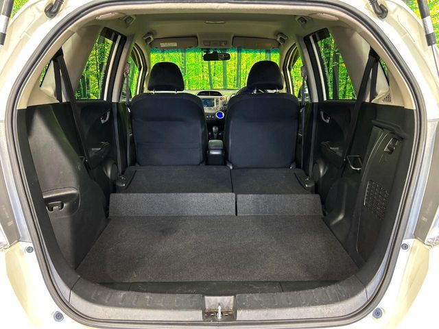 ���i�̂���������ʋ΁A���}���ɏ\���ȉ׎��X�y�[�X���m�ۂ��Ă���܂��B�Z�J���h�V�[�g��|���ƁA�傫�ȉו��̐ύڂ��\�ł���