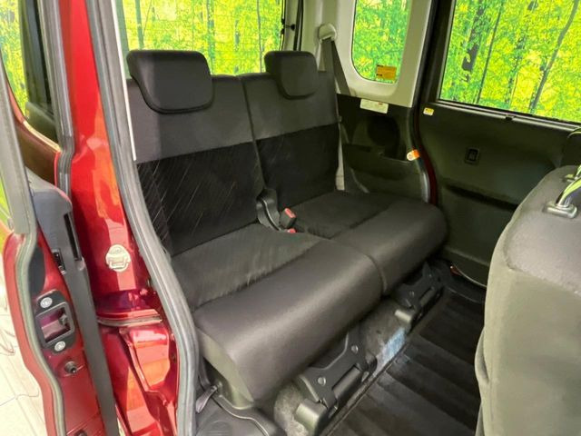 後部座席も気になるようなキズ・汚れやへたり等、大きなダメージはなく、良好な状態です。