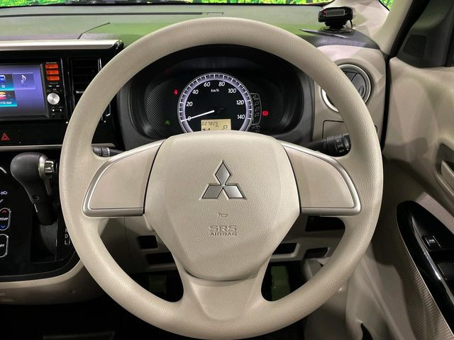 �C���e���A�ɍ��킹���f�U�C���̃X�e�A�����O�́A�^�]�������̂��Ƃ��l���A�^�]���₷���`��A�傫���ł��B�����x�A���ۂɐG���Ă��m���߂��������B