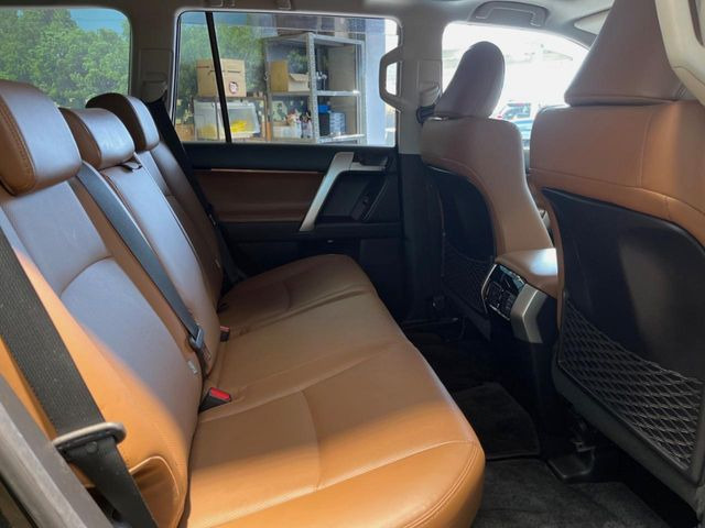 後部座席も気になるようなキズ・汚れやへたり等、大きなダメージはなく、良好な状態です。