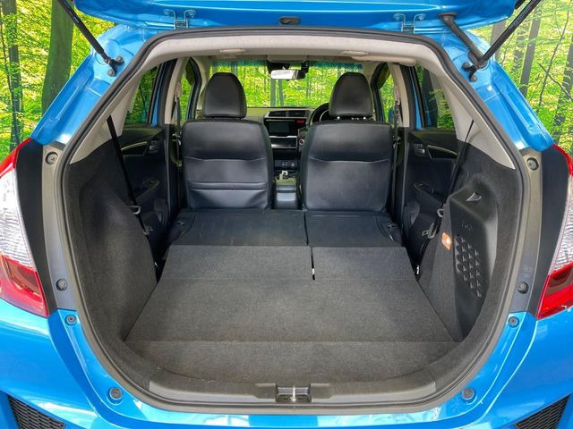 ���i�̂���������ʋ΁A���}���ɏ\���ȉ׎��X�y�[�X���m�ۂ��Ă���܂��B�Z�J���h�V�[�g��|���ƁA�傫�ȉו��̐ύڂ��\�ł���