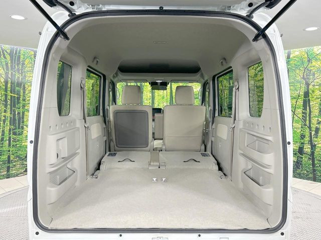 ���i�̂���������ʋ΁A���}���ɏ\���ȉ׎��X�y�[�X���m�ۂ��Ă���܂��B�Z�J���h�V�[�g��|���ƁA�傫�ȉו��̐ύڂ��\�ł���