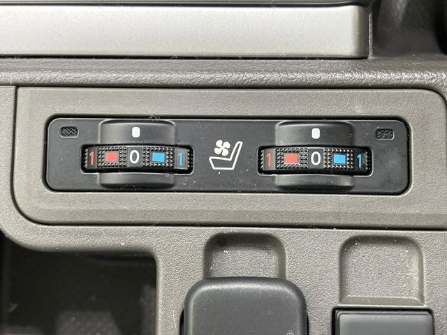 【シートベンチレーション】夏場は涼しい風でお尻や背中の熱やムレを防ぎ、冬はエアコンよりも早く温まってポカポカに!季節を問わず快適に過ごせます。