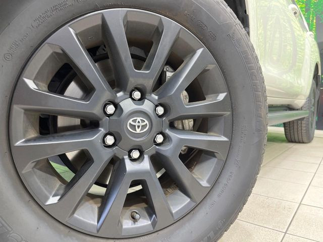 【純正18インチアルミホイール】外観にマッチした純正アルミホイールを装着しております。各種社外アルミホイールや、スタッドレスタイヤも取扱いしております。是非ご相談ください♪