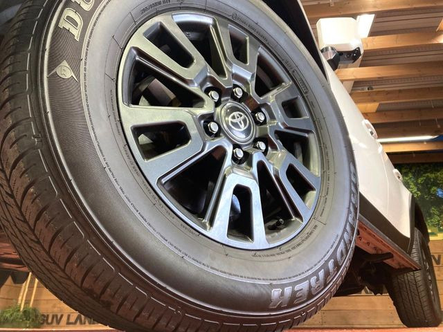 �y����18�C���`�A���~�z�C�[���z�O�ςɃ}�b�`���������A���~�z�C�[���𑕒����Ă���܂��B�e��ЊO�A���~�z�C�[����A�X�^�b�h���X�^�C�����戵�����Ă���܂��B���񂲑��k����������