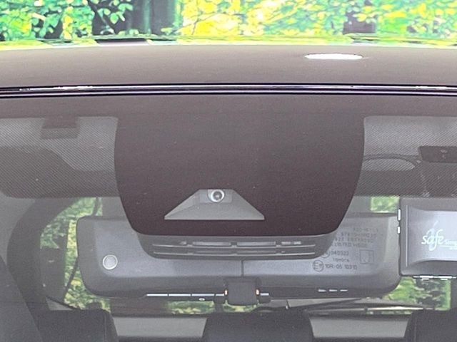 【トヨタセーフティセンス】走行中に前方の車両等を認識し、衝突しそうな時は警報とブレーキで衝突回避と被害軽減をアシスト。より安全にドライブをお楽しみいただけます。