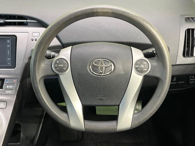 �C���e���A�ɍ��킹���f�U�C���̃X�e�A�����O�́A�^�]�������̂��Ƃ��l���A�^�]���₷���`��A�傫���ł��B�����x�A���ۂɐG���Ă��m���߂��������B