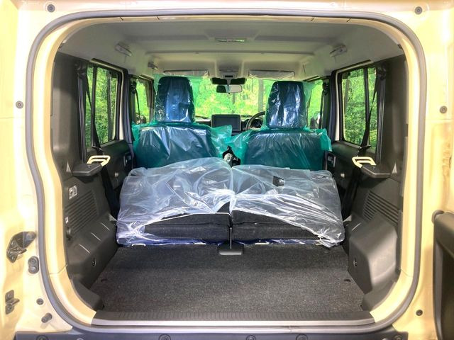 ���i�̂���������ʋ΁A���}���ɏ\���ȉ׎��X�y�[�X���m�ۂ��Ă���܂��B�Z�J���h�V�[�g��|���ƁA�傫�ȉו��̐ύڂ��\�ł���