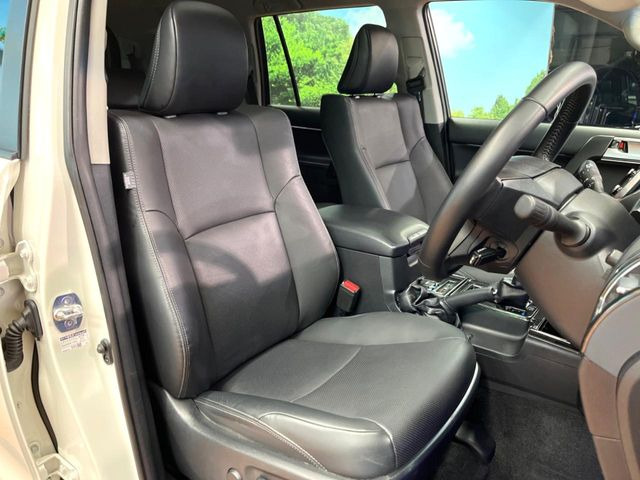 【合皮レザーシート】汚れのふき取りが容易でメンテナンスもが簡単な、機能性に優れる合成皮革を採用した上質なシートです。座り心地もよく、高級感あふれる心地良い車内空間を演出してくれます。