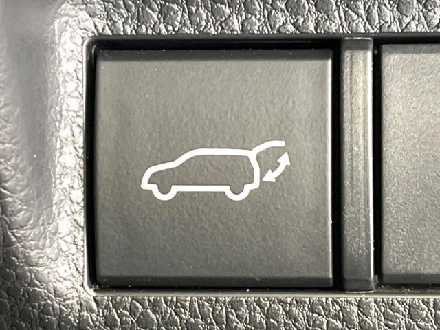 【パワーバックドア】スマートキーや運転席のボタンを押すだけでリアゲートが自動で開閉します!荷物を持っている時や、高い位置にあるバックドアを閉める際に便利な機能です♪