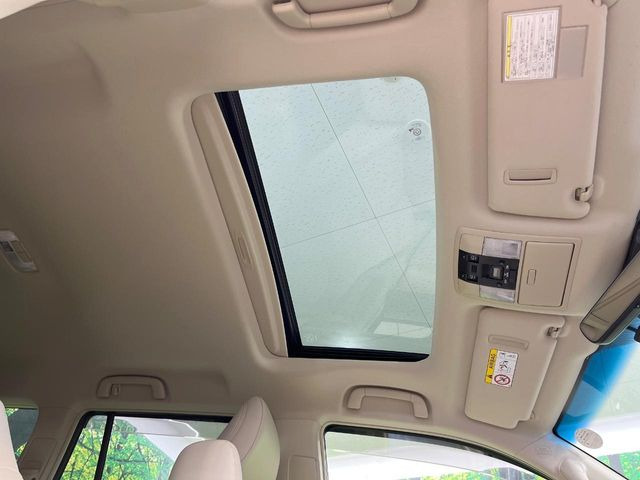 【サンルーフ】開放感たっぷりの希少装備、サンルーフが装着されています!車内に明かりを取り入れたり景色を楽しむ以外にも、車内の空気も簡単に換気できて快適です!