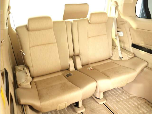 サードシートも広々とした空間をご用意しております!シートアレンジにて、快適スペースを作ることも可能となっております!アレンジパターンも豊富で、様々なシーンにご利用いただけます!