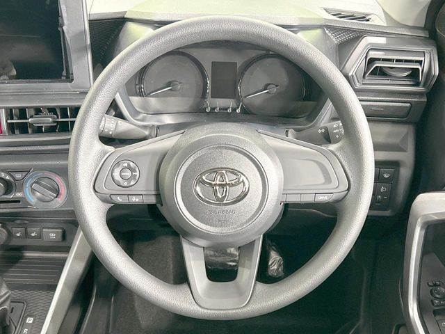 �C���e���A�ɍ��킹���f�U�C���̃X�e�A�����O�́A�^�]�������̂��Ƃ��l���A�^�]���₷���`��A�傫���ł��B�����x�A���ۂɐG���Ă��m���߂��������B