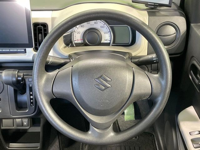 �C���e���A�ɍ��킹���f�U�C���̃X�e�A�����O�́A�^�]�������̂��Ƃ��l���A�^�]���₷���`��A�傫���ł��B�����x�A���ۂɐG���Ă��m���߂��������B