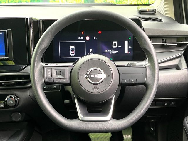 �C���e���A�ɍ��킹���f�U�C���̃X�e�A�����O�́A�^�]�������̂��Ƃ��l���A�^�]���₷���`��A�傫���ł��B�����x�A���ۂɐG���Ă��m���߂��������B