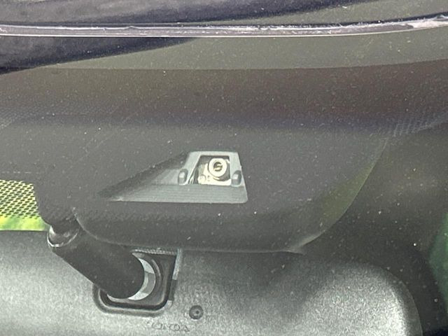 �y�z���_�Z���V���O�z���s���ɑO���̎ԗ�����F�����A�Փ˂������Ȏ��͌x��ƃu���[�L�ŏՓˉ���Ɣ�Q�y�����A�V�X�g�B�����S�Ƀh���C�u�����y���݂��������܂��B