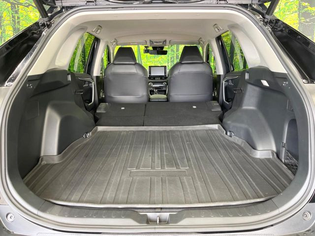 後席を格納すると、これだけの広さが!シーンに合わせたシートアレンジで、大きな荷物も積むことが出来ます♪