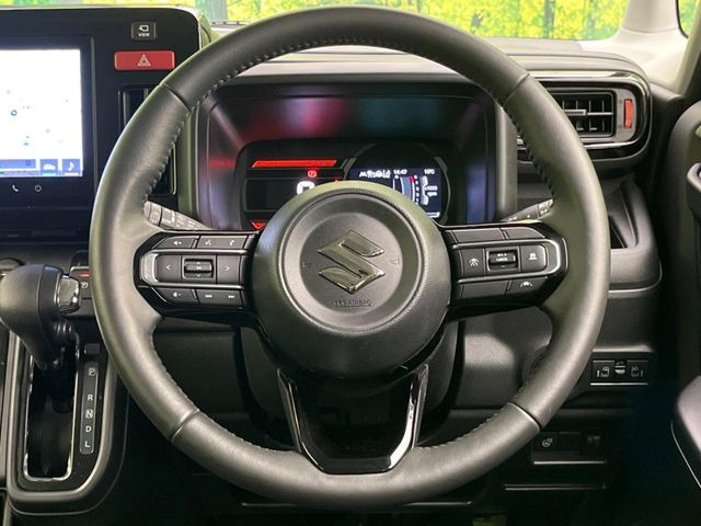 �C���e���A�ɍ��킹���f�U�C���̃X�e�A�����O�́A�^�]�������̂��Ƃ��l���A�^�]���₷���`��A�傫���ł��B�����x�A���ۂɐG���Ă��m���߂��������B