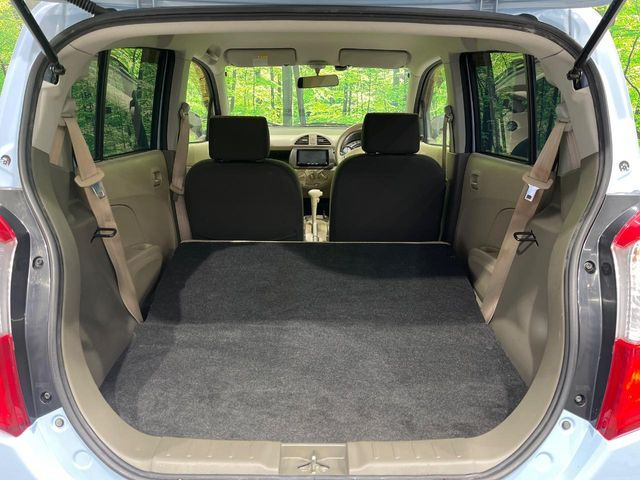 ���i�̂���������ʋ΁A���}���ɏ\���ȉ׎��X�y�[�X���m�ۂ��Ă���܂��B�Z�J���h�V�[�g��|���ƁA�傫�ȉו��̐ύڂ��\�ł���